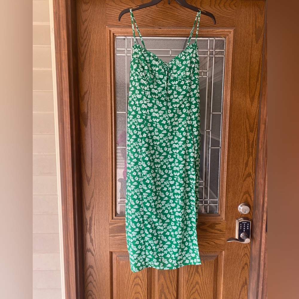 Green sundress w adjustable straps, zip back. Front slit-not lined. Size L